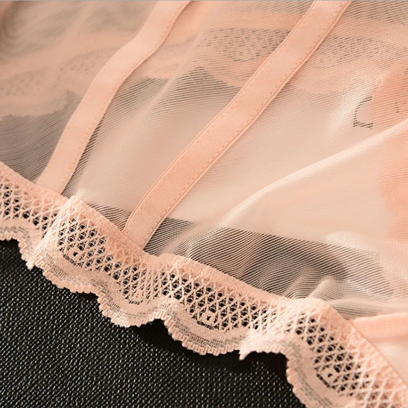 Seductive, sexy, comfortable, close fitting and breathable with smooth silk, hollow out cotton bottom, low waist lace triangle u
Seductive, sexy, comfortable, close fitting and breathable with smooth silk, hollow out cotton bottom, low waist lace triangle u