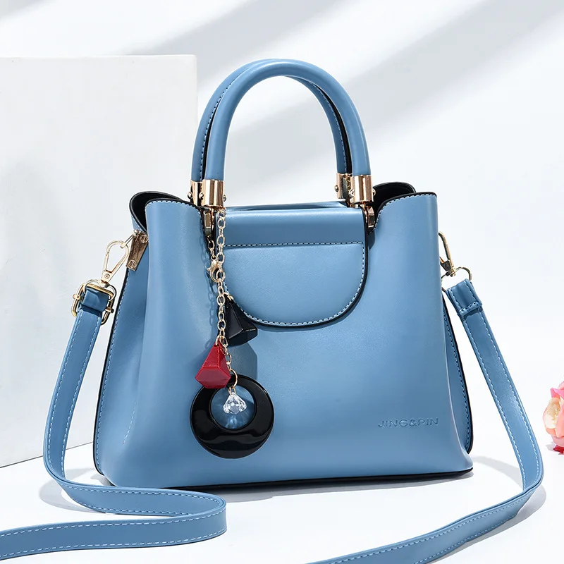 The new portable female bag 2021 pure color trend bag metal pendant fashion simple messenger female bag one drop delivery
The new portable female bag 2021 pure color trend bag metal pendant fashion simple messenger female bag one drop delivery