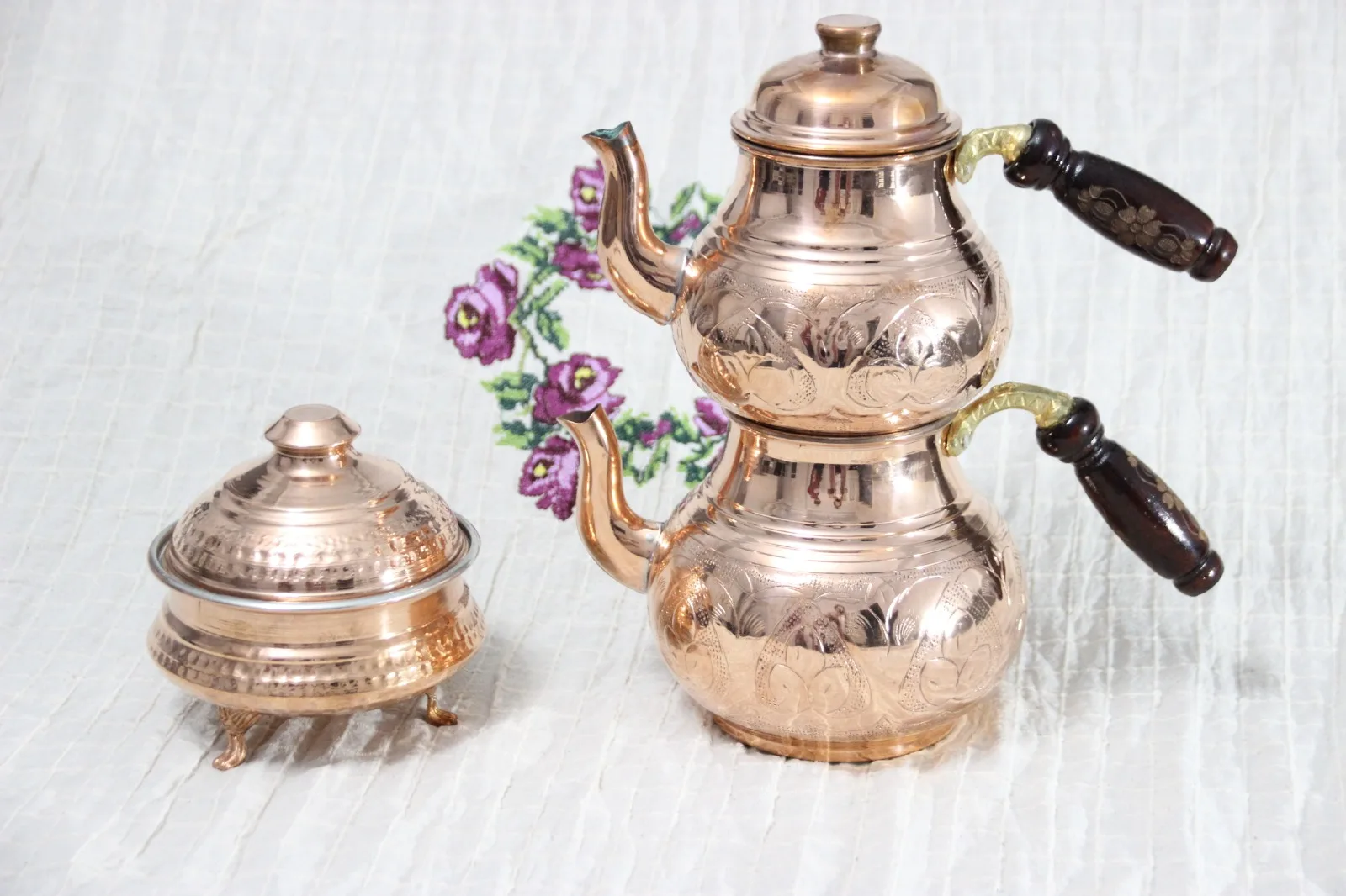 Authentic Copper Teapot Handmade Vintage Tea Set Teteras Kettle Green Tea with Wooden Handle
Authentic Copper Teapot Handmade Vintage Tea Set Teteras Kettle Green Tea with Wooden Handle
