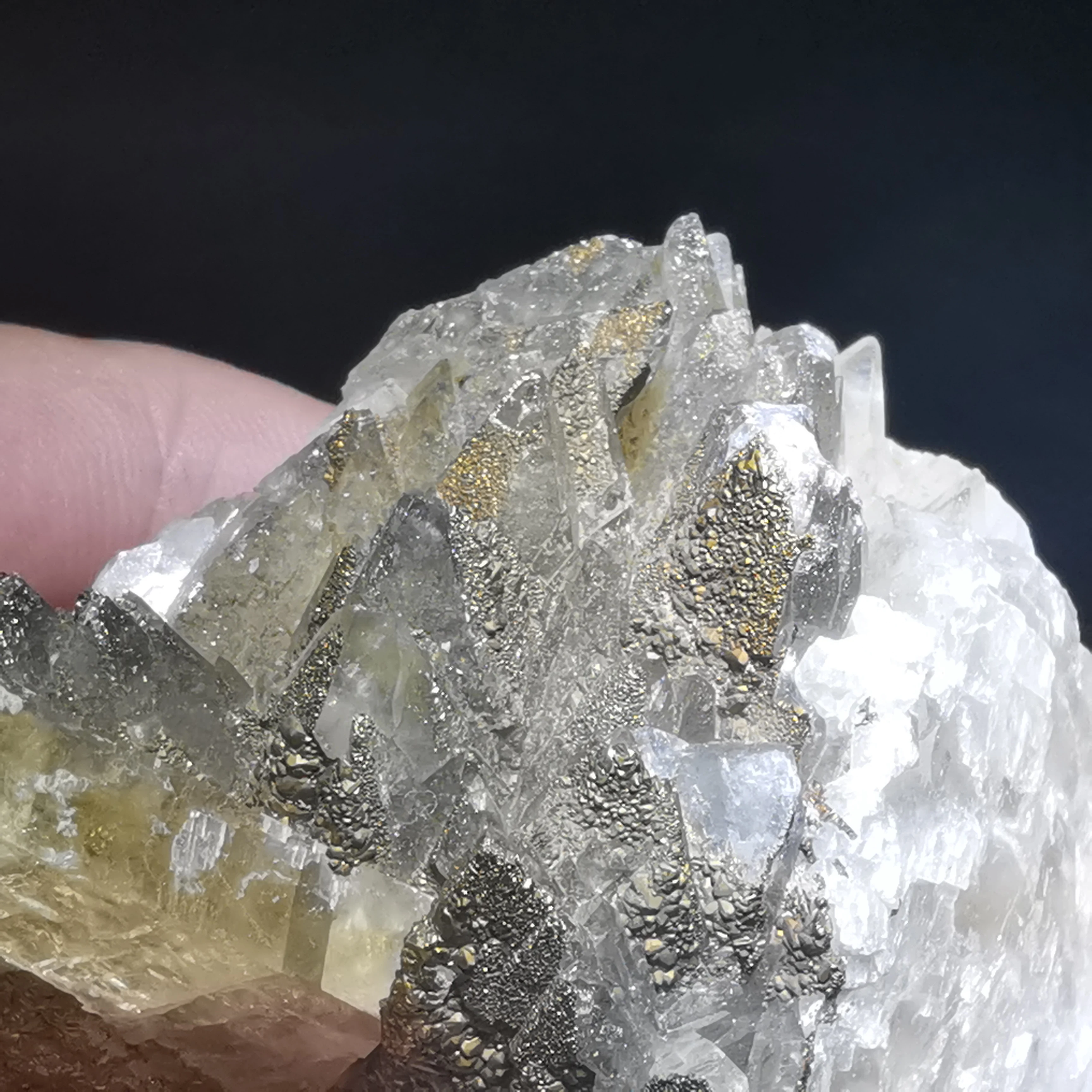 178gRare natural calcite protolith brass quartz symbiotic energy accumulation stone decorative mineral specimen
178gRare natural calcite protolith brass quartz symbiotic energy accumulation stone decorative mineral specimen