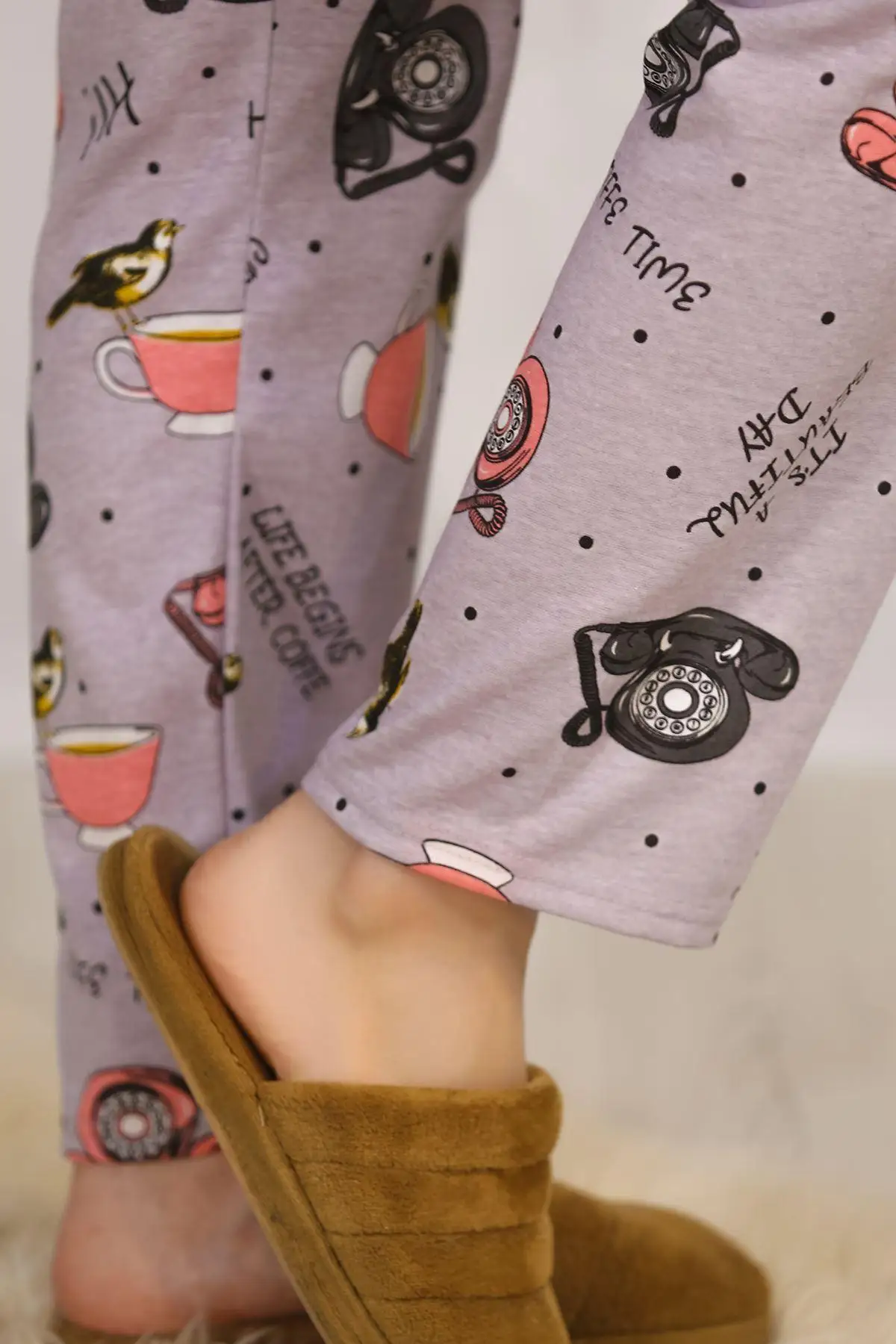 Printed Pajamas Sets Sweatproof Comfortable Fabric Good Sleep Vivid Colors Durable Healthy Sleep Comfortable Collar
Printed Pajamas Sets Sweatproof Comfortable Fabric Good Sleep Vivid Colors Durable Healthy Sleep Comfortable Collar