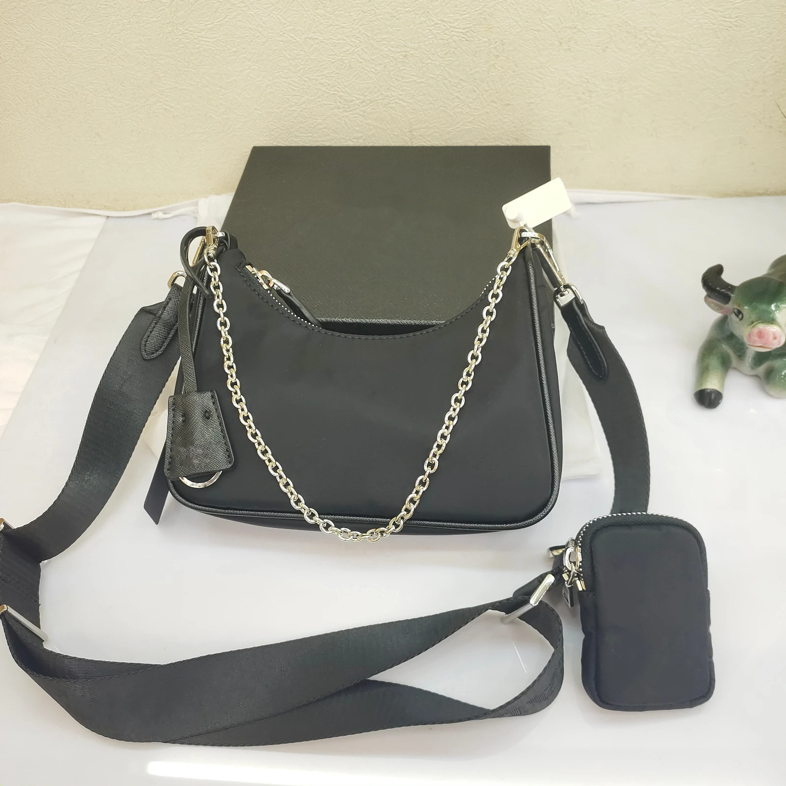 Clean White high quality mother chain underarm bag,nylon cloth single shoulder bag,diagonal bag,Luxury Three in one women bag
Clean White high quality mother chain underarm bag,nylon cloth single shoulder bag,diagonal bag,Luxury Three in one women bag