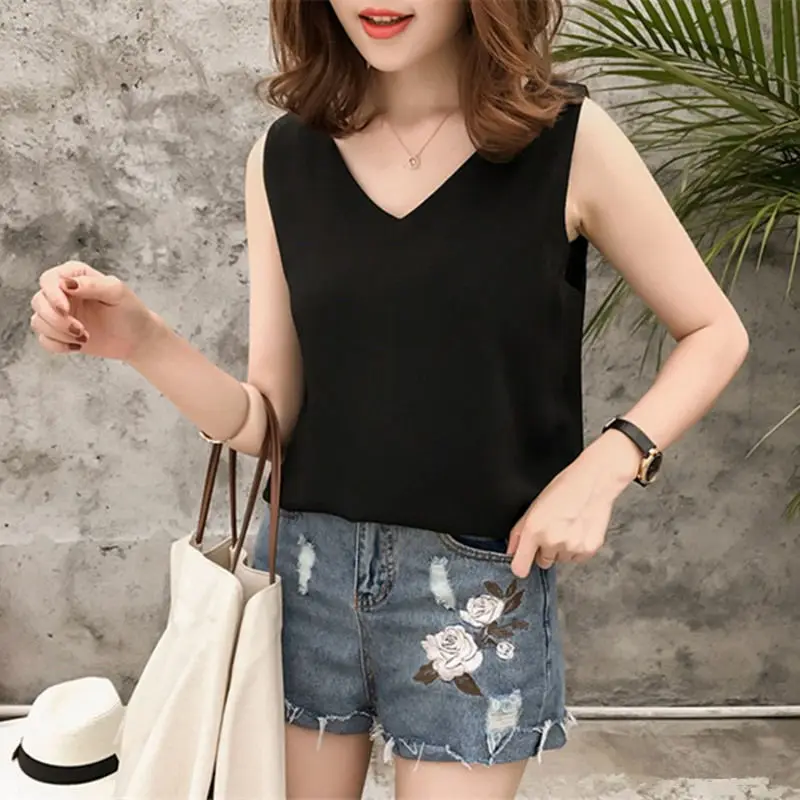 Camisole women plus fat plus size solid color V-neck chiffon shirt loose sleeveless bottoming shirt
Camisole women plus fat plus size solid color V-neck chiffon shirt loose sleeveless bottoming shirt