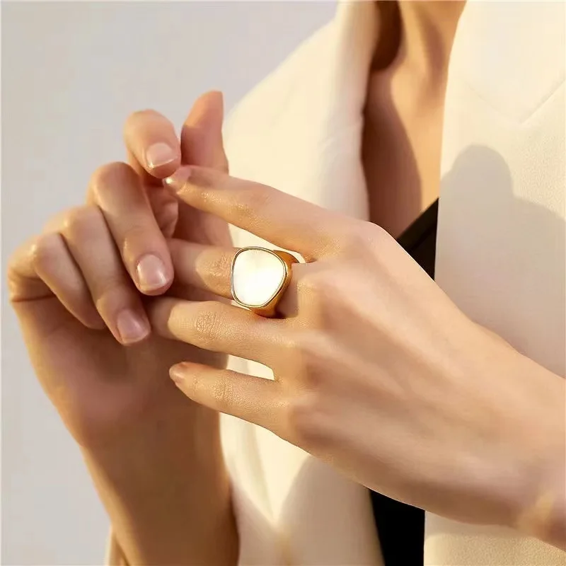 2021 New White Fritillaria Personality Charming Women's Ring Metal Opening Geometric Trendy Index Finger Ring Exquisite
2021 New White Fritillaria Personality Charming Women's Ring Metal Opening Geometric Trendy Index Finger Ring Exquisite