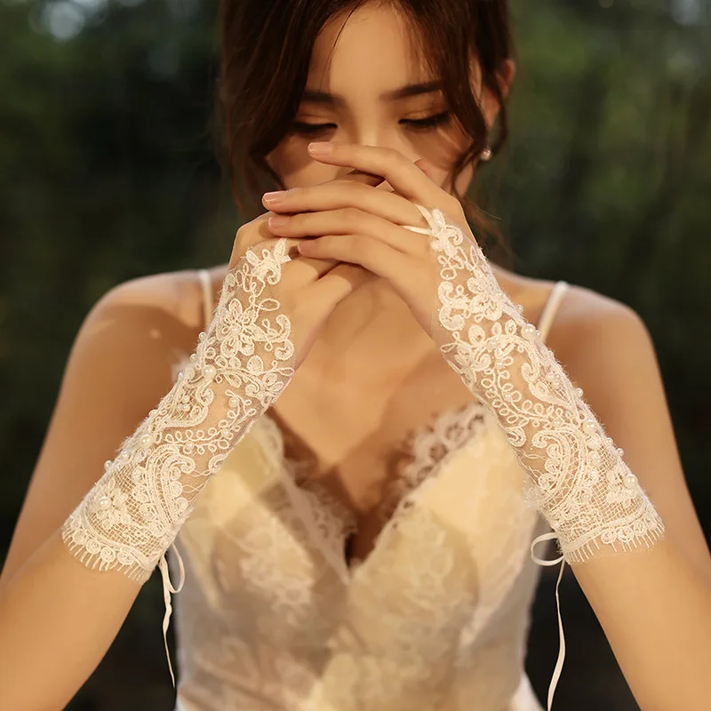 Ladies Lace Short Gloves Eblow Length Bridal Wedding Gloves with Pearls Prom Party Fingerless Mittens
Ladies Lace Short Gloves Eblow Length Bridal Wedding Gloves with Pearls Prom Party Fingerless Mittens