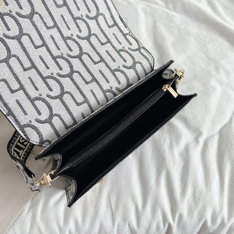 2021 New Mini Handbags Women Fashion Luxury Designer Handbag Wide Shoulder Strap Messenger Bag Purse Simple Style Brand Handbags
2021 New Mini Handbags Women Fashion Luxury Designer Handbag Wide Shoulder Strap Messenger Bag Purse Simple Style Brand Handbags