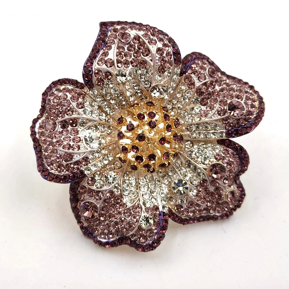 Stunning Vintage Golden Stamen Deep Pink Flower Brooches Full Micro Pave Crystal Waving Petal Flower Pins Women Wrap Jewelry
Stunning Vintage Golden Stamen Deep Pink Flower Brooches Full Micro Pave Crystal Waving Petal Flower Pins Women Wrap Jewelry