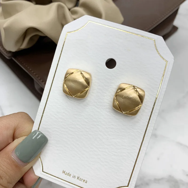 New Vintage Cold Wind Fashion Gold Metal Square Stud Earrings For Women Girl Simple Daily Accessories
New Vintage Cold Wind Fashion Gold Metal Square Stud Earrings For Women Girl Simple Daily Accessories