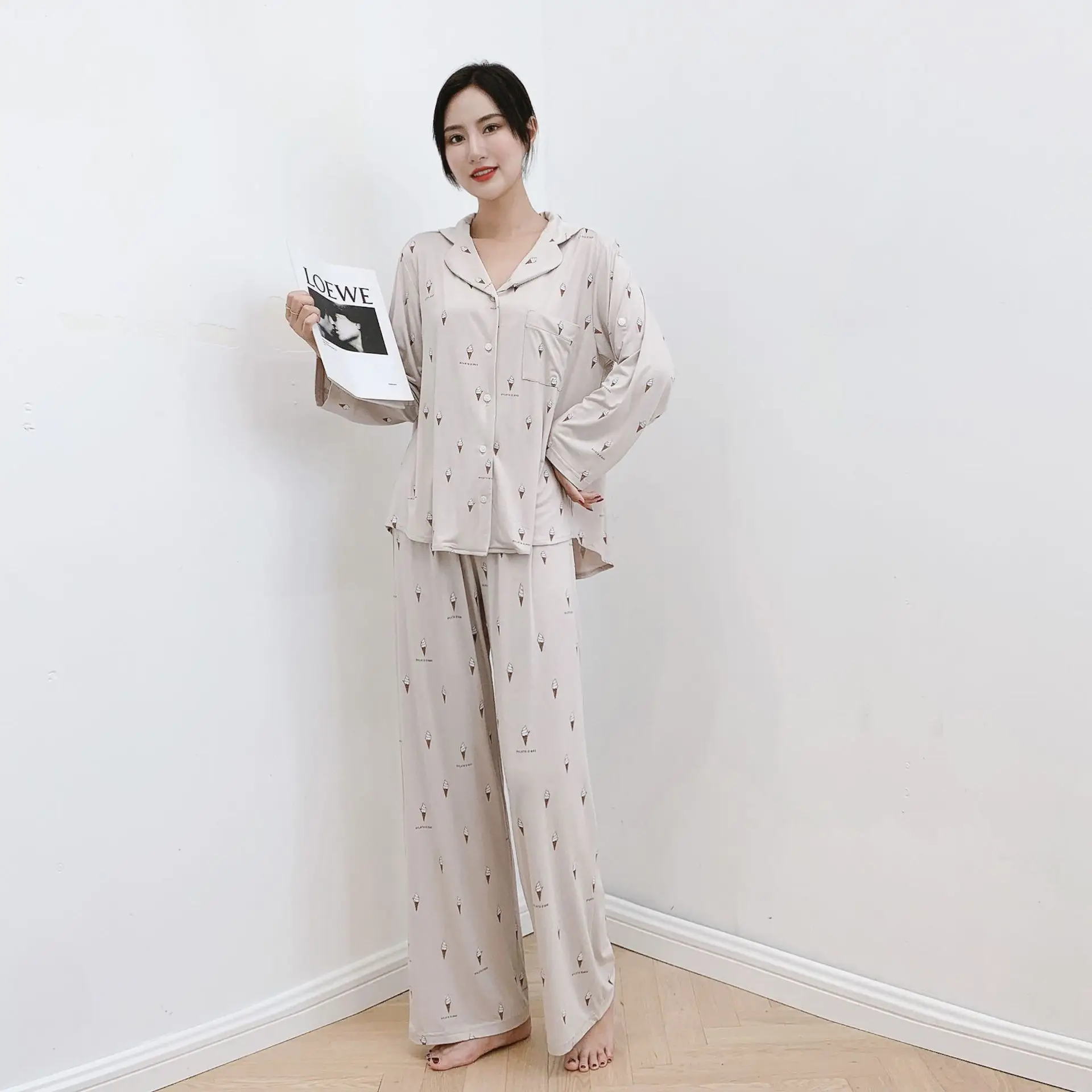 2021 New Modal Female Lapel Pocket Pajamas Ice Cream Printed Trousers Long-sleeved Button Pajamas Sets Women Home Service Suits
2021 New Modal Female Lapel Pocket Pajamas Ice Cream Printed Trousers Long-sleeved Button Pajamas Sets Women Home Service Suits