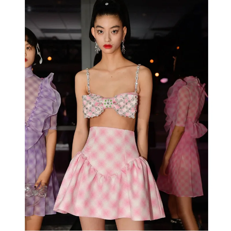 Designer Crop Top and Skirts Set 2021 Sexy Diamonds Bows Plaid Strapless Tube Top + Gown Mini skirt suits Party club outfits
Designer Crop Top and Skirts Set 2021 Sexy Diamonds Bows Plaid Strapless Tube Top + Gown Mini skirt suits Party club outfits