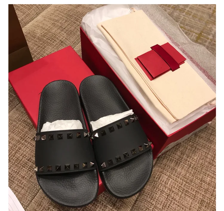 Designer Shoes for Men Slides Rivet Slippers Outdoor Mens Beach Slippers Fashion House Slippers Women Summer Slipper Flip Flops
Designer Shoes for Men Slides Rivet Slippers Outdoor Mens Beach Slippers Fashion House Slippers Women Summer Slipper Flip Flops