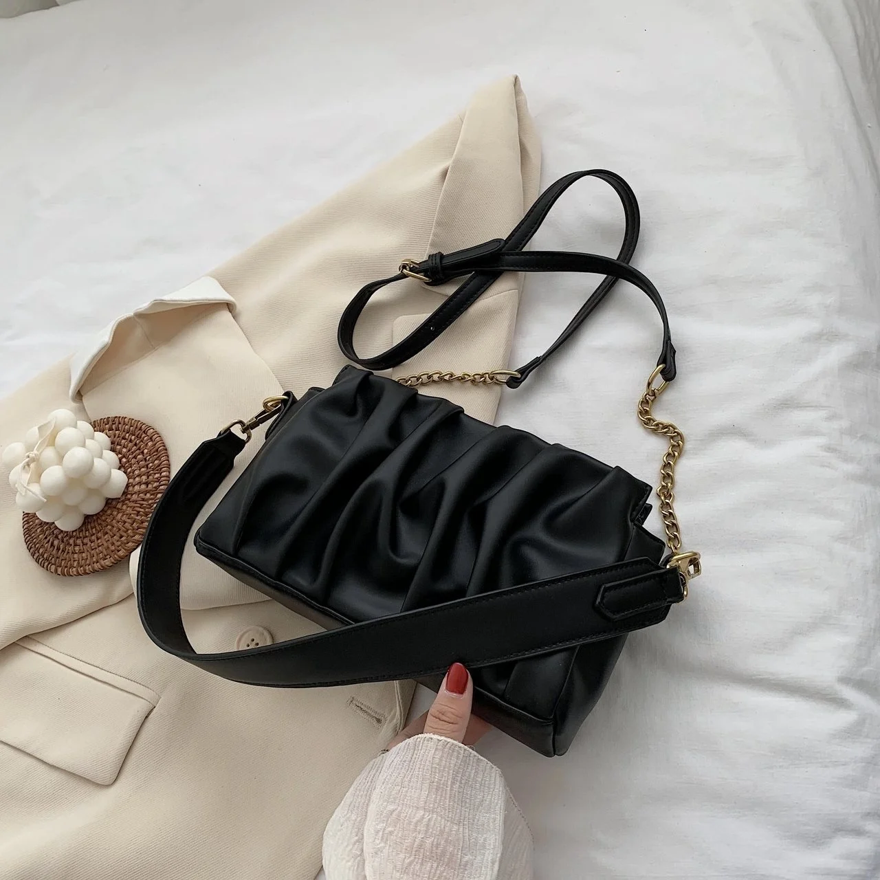 Folds Design PU Leather Crossbody Bags For Women 2021 Elegant Solid Color Shoulder Handbags Female Travel Cross Body Bag
Folds Design PU Leather Crossbody Bags For Women 2021 Elegant Solid Color Shoulder Handbags Female Travel Cross Body Bag