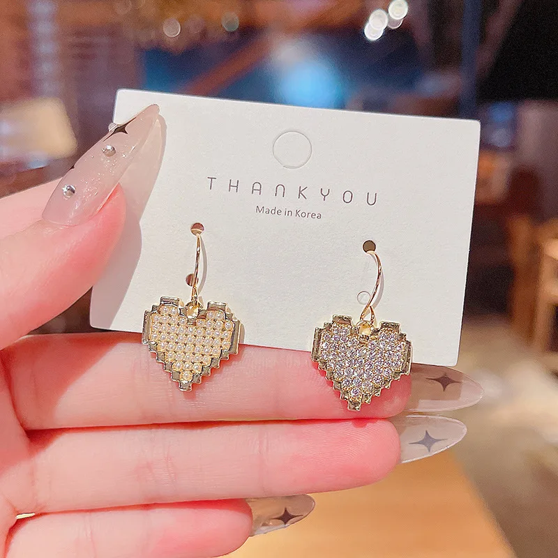 S925 Silvers Asymmetric Heart Shape Earrings Female Exquisite Diamonds Inlaid Pearl Jewelry Woman Korean 2021
S925 Silvers Asymmetric Heart Shape Earrings Female Exquisite Diamonds Inlaid Pearl Jewelry Woman Korean 2021