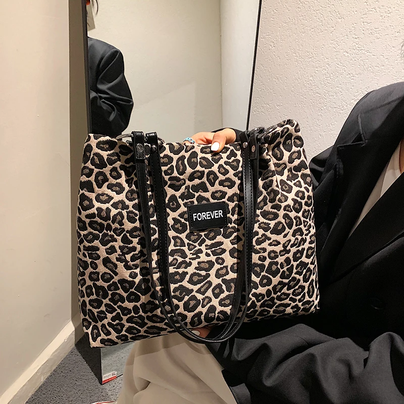 VeryMe New 2021 Zara Women's Oxford Cloth Shoulder Bags Retro Leopard Pattern Designer Handbag Female Large Capacity Bucket Tote
VeryMe New 2021 Zara Women's Oxford Cloth Shoulder Bags Retro Leopard Pattern Designer Handbag Female Large Capacity Bucket Tote