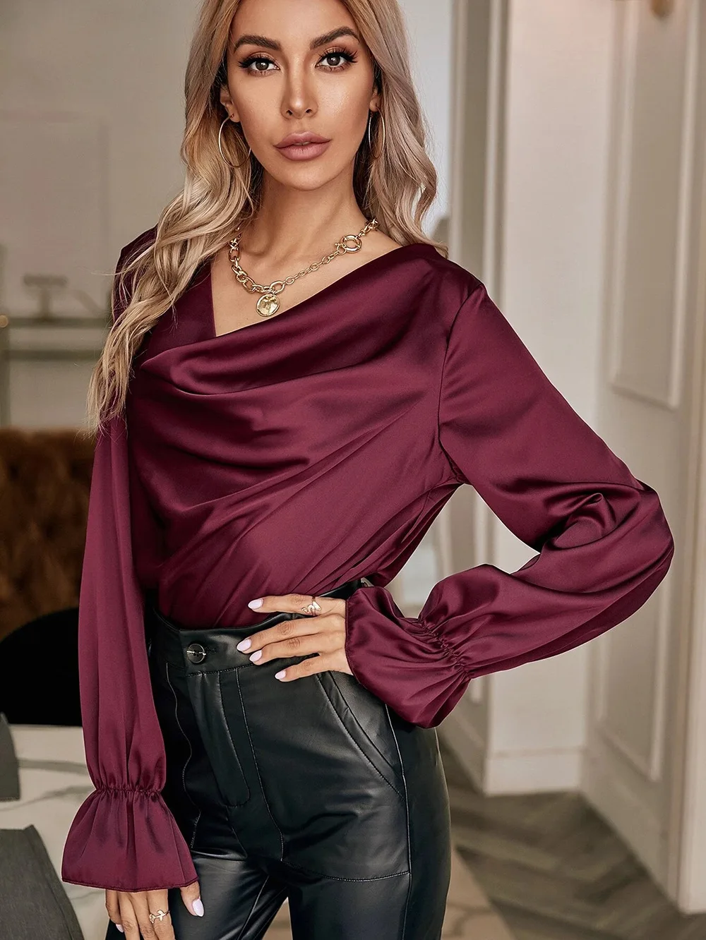 New High-Quality Early Spring Season Elegant Temperament Silk And Satin Hedging Pile Collar Straight Blouse
New High-Quality Early Spring Season Elegant Temperament Silk And Satin Hedging Pile Collar Straight Blouse