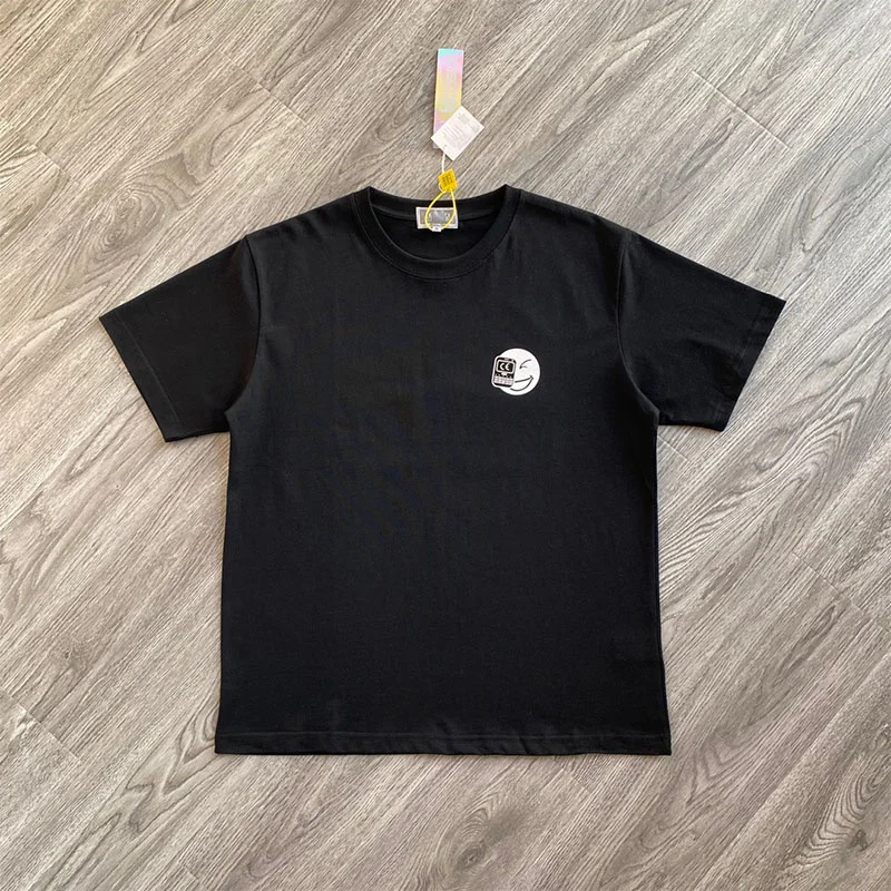 Модный бренд High Street с черным принтом c. E Топ с вышивкой аниме Y2k ююютсу кайсен Мужская футболка женская одежда уличная одежда 
Модный бренд High Street с черным принтом c. E Топ с вышивкой аниме Y2k ююютсу кайсен Мужская футболка женская одежда уличная одежда