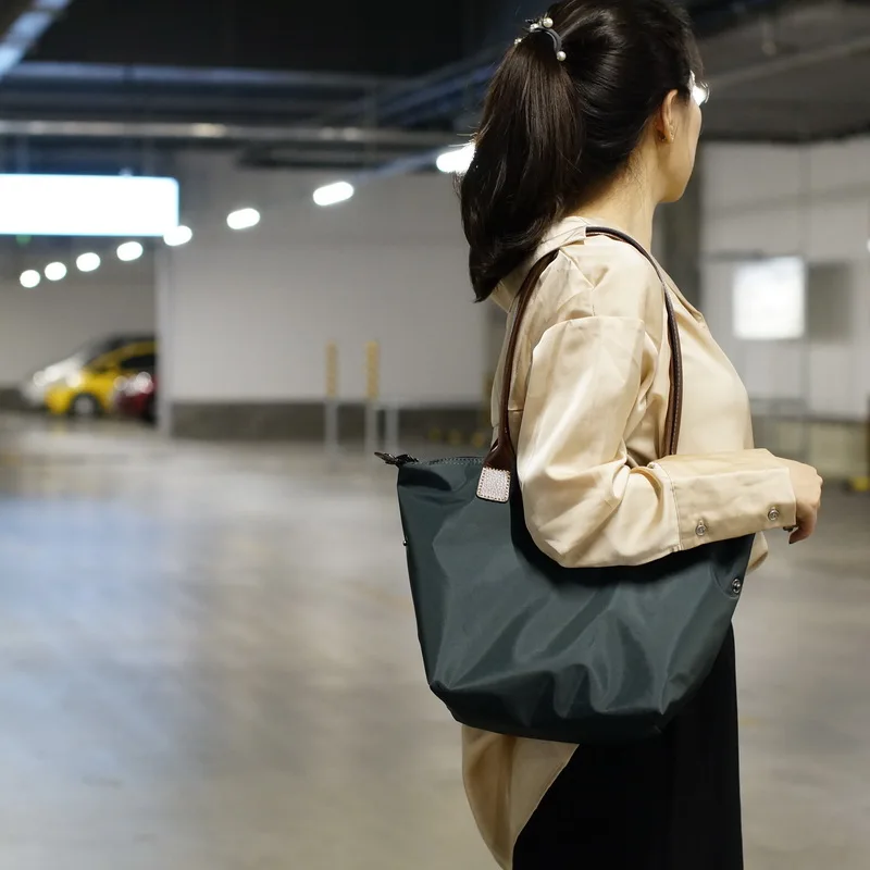 Lightweight Waterproof Cloth Dumpling Bag for Women 2020 New Commuter One Shoulder Bag Laides Beach Shopping Totes Louis Brand
Lightweight Waterproof Cloth Dumpling Bag for Women 2020 New Commuter One Shoulder Bag Laides Beach Shopping Totes Louis Brand
