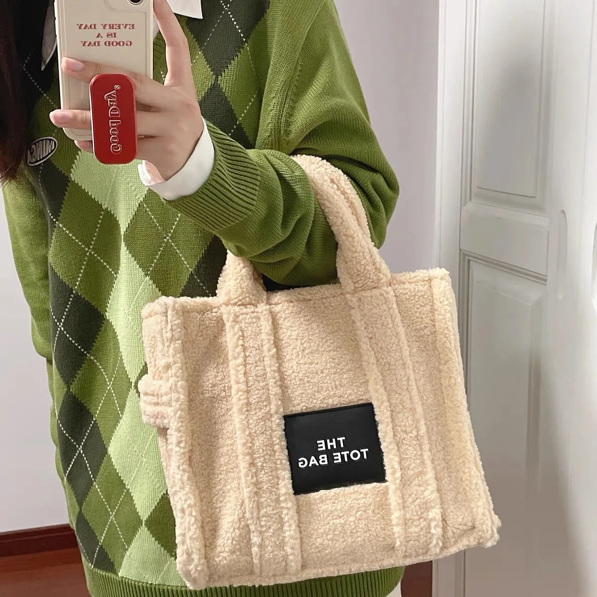 Designer Luxury Fur Large Handbags for Women Lambswool Letter Shoulder Crossbody Bags Ladies Winter High Quality Plush Tote 2021
Designer Luxury Fur Large Handbags for Women Lambswool Letter Shoulder Crossbody Bags Ladies Winter High Quality Plush Tote 2021