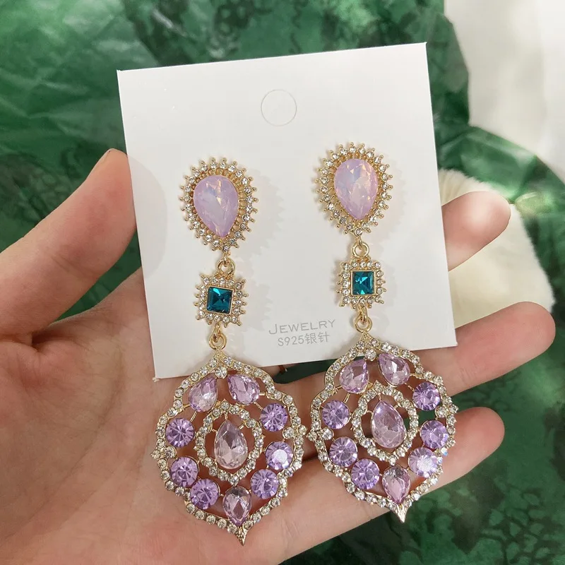 2021 New Vintage Elegant Waterdrop Crystal Oval Flower Dangle Earrings For Women Girls Luxury Rhinestone Jewelry Brinco Gifts
2021 New Vintage Elegant Waterdrop Crystal Oval Flower Dangle Earrings For Women Girls Luxury Rhinestone Jewelry Brinco Gifts