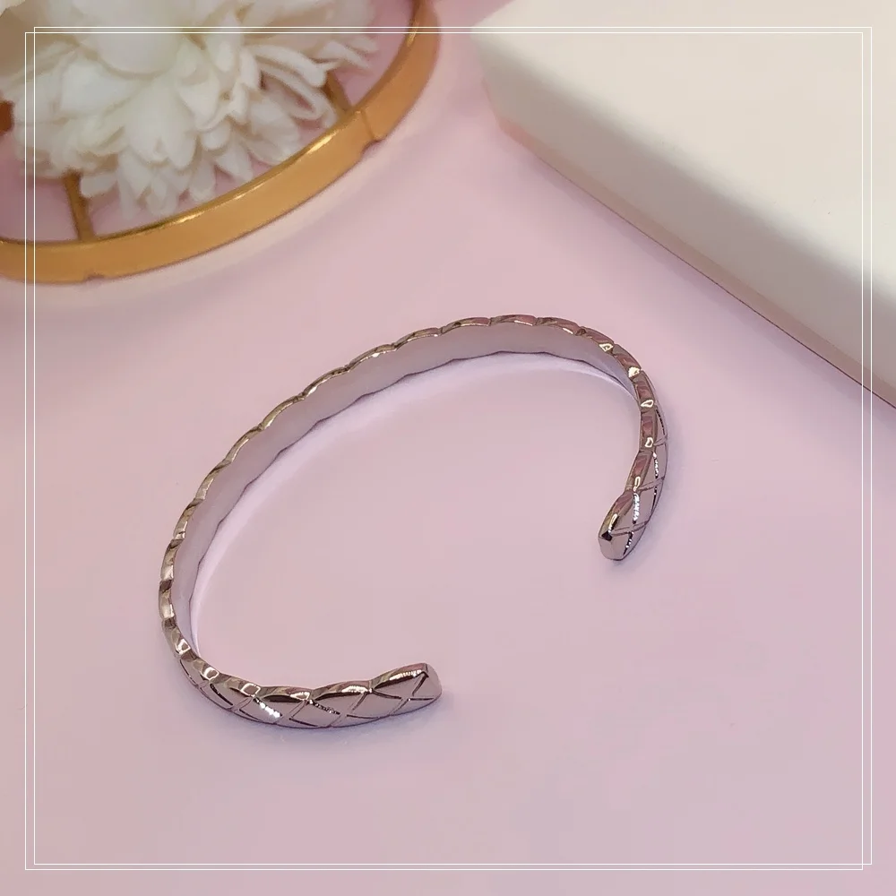 Fashion simple atmospheric tide Cross line lady opening bracelet Golden rose gold The geometry Free shipping The high quality
Fashion simple atmospheric tide Cross line lady opening bracelet Golden rose gold The geometry Free shipping The high quality