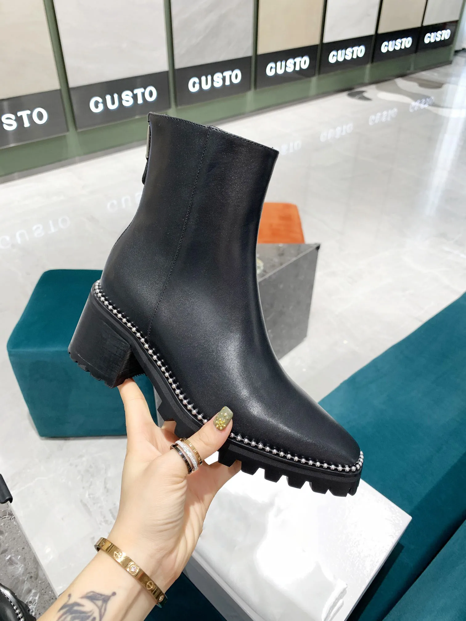 European women's shoes winter new style leather thick heel fashion all-match plus cashmere Martin boots tide short boots
European women's shoes winter new style leather thick heel fashion all-match plus cashmere Martin boots tide short boots