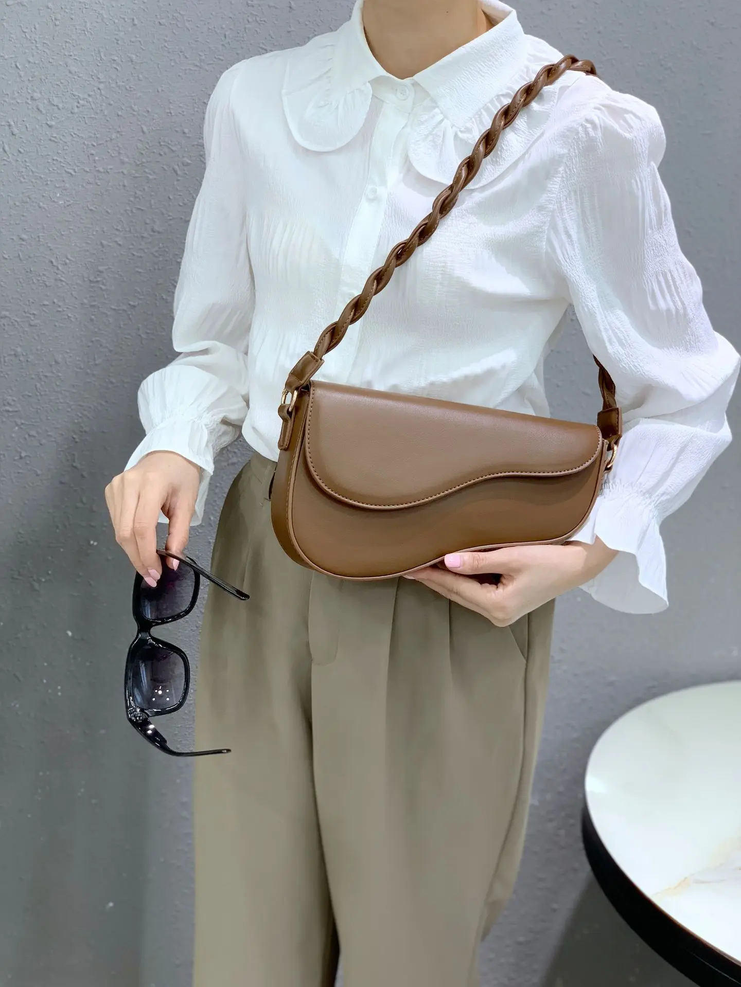 Элегантные женские сумки через плечо, бесплатная доставка, женские ретро-сумки-мессенджеры, сумки через плечо с клапаном, мини-сумка, дизайн... 
Элегантные женские сумки через плечо, бесплатная доставка, женские ретро-сумки-мессенджеры, сумки через плечо с клапаном, мини-сумка, дизайн...