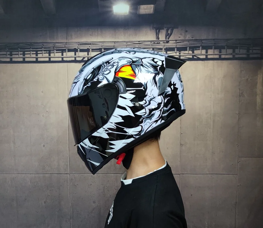 Motorcycle full face helmet, street bike, transparent lens protection, motorcycle performance 
Motorcycle full face helmet, street bike, transparent lens protection, motorcycle performance