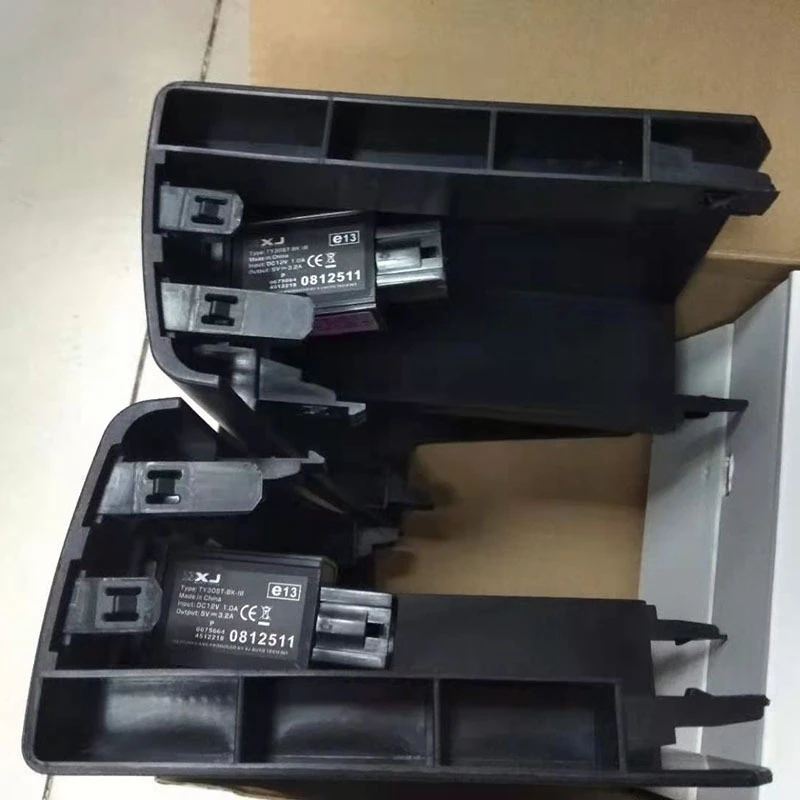 Car Rear Seats USB QC 3.0 Fast Charging Adapter for Toyota Alphard Vellfire 30 Series 2015-2020 Luxury Version
Car Rear Seats USB QC 3.0 Fast Charging Adapter for Toyota Alphard Vellfire 30 Series 2015-2020 Luxury Version