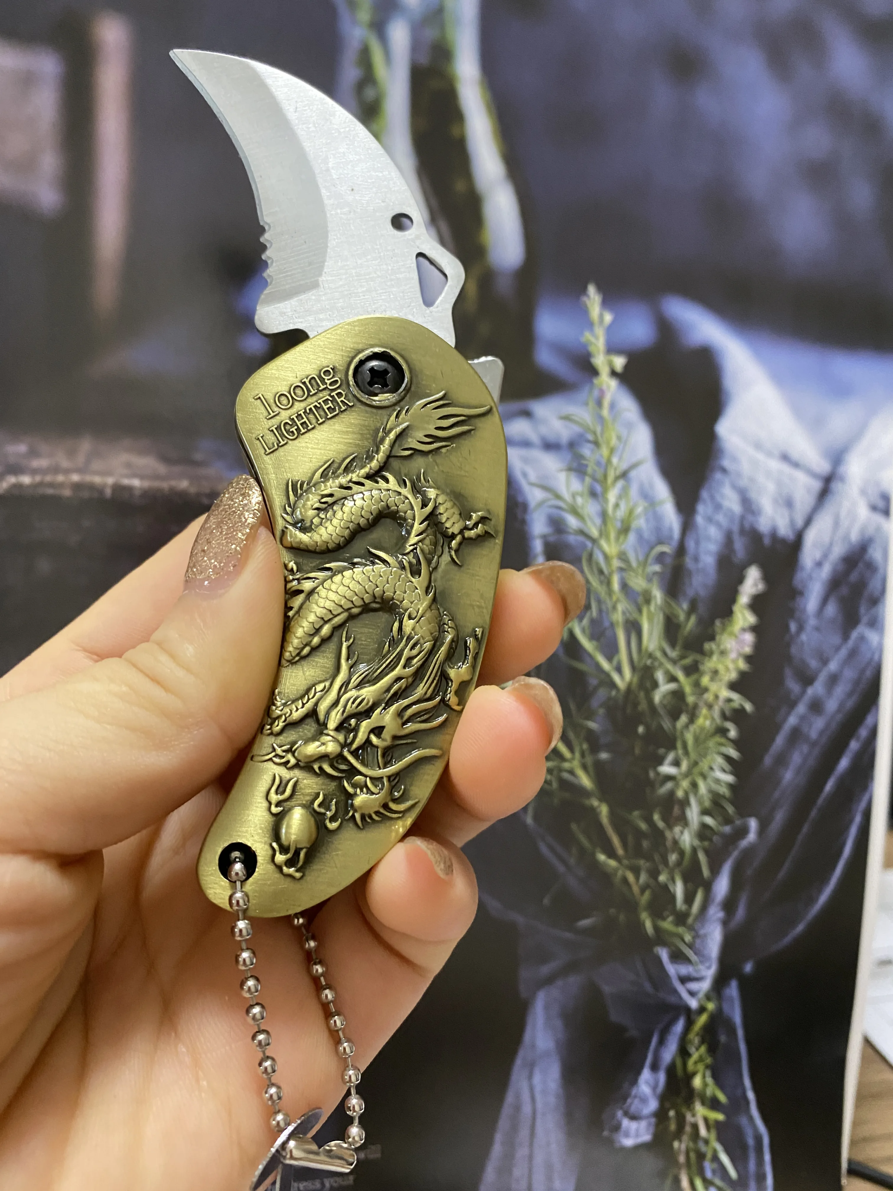 Torch Lighter Metal Windproof Dragon Pattern Portable Two-In-One Folding Knife Gift Men'S Gadget Keychain Lighter
Torch Lighter Metal Windproof Dragon Pattern Portable Two-In-One Folding Knife Gift Men'S Gadget Keychain Lighter