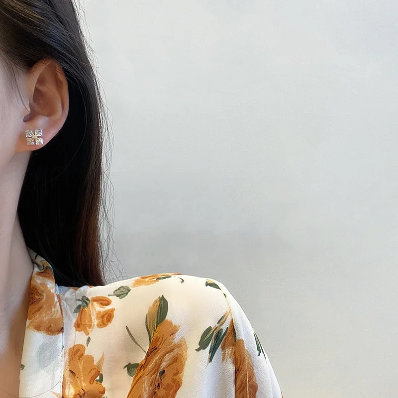 Creative Zircon Earrings Ladies Small Flower Earrings Wild Earrings Jewelry Accessories
Creative Zircon Earrings Ladies Small Flower Earrings Wild Earrings Jewelry Accessories