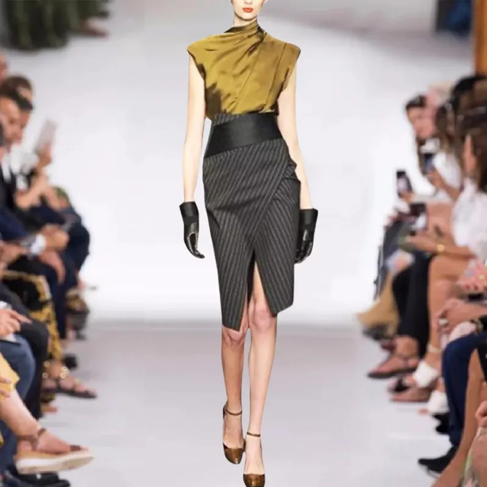 Женский Дизайнерский Костюм с юбкой, подиумный комплект из топа со складками и коротким рукавом и юбки в полоску с разрезом, лето 2021
Женский Дизайнерский Костюм с юбкой, подиумный комплект из топа со складками и коротким рукавом и юбки в полоску с разрезом, лето 2021
