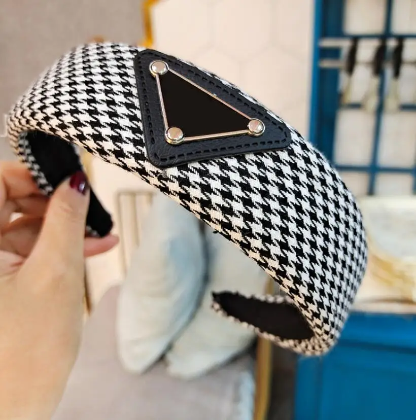 Fashion high-quality fabric houndstooth letter headband simple sports wide-brimmed headband ladies jewelry hair accessories
Fashion high-quality fabric houndstooth letter headband simple sports wide-brimmed headband ladies jewelry hair accessories