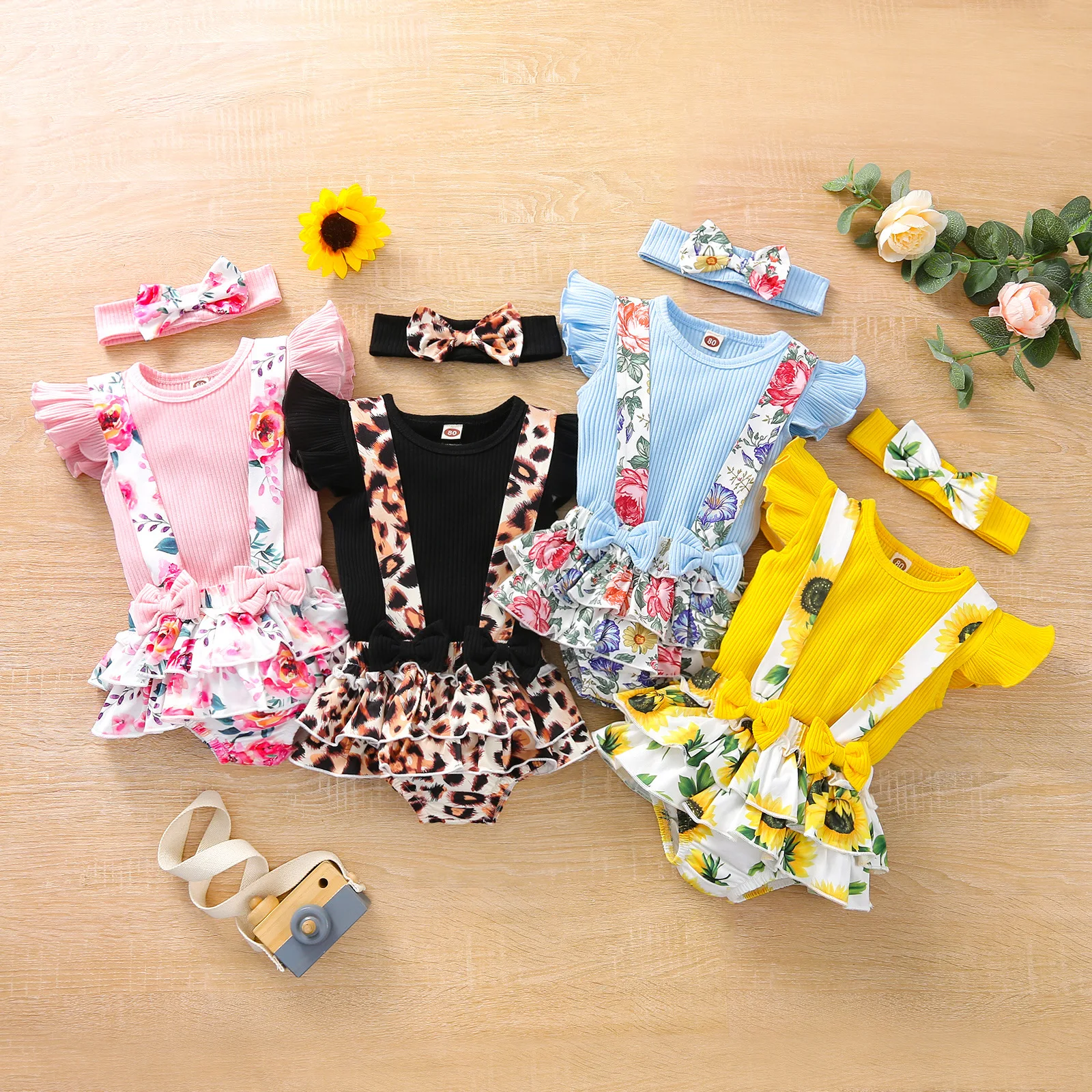 Newborn baby girl clothes 2021 summer fashion pit strip flying sleeve T-shirt + suspenders flower pants + bow headband 3PCS set
Newborn baby girl clothes 2021 summer fashion pit strip flying sleeve T-shirt + suspenders flower pants + bow headband 3PCS set