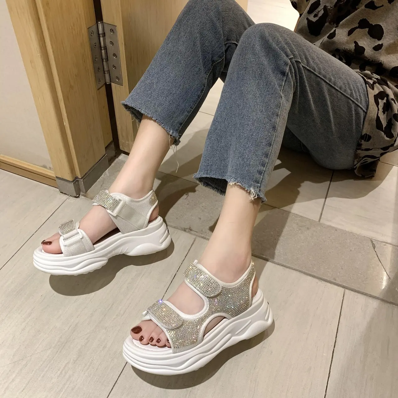 Summer Genuine Leather Flat Platform Sandals Women Hook Loop Platform Peep Toe Women Crystal Sandals Gladiator Female
Summer Genuine Leather Flat Platform Sandals Women Hook Loop Platform Peep Toe Women Crystal Sandals Gladiator Female