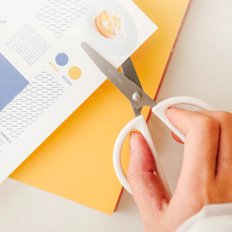 Creative cute cartoon does not hurt your hands round head safe portable hand-cutting knife small scissors with protective cover
Creative cute cartoon does not hurt your hands round head safe portable hand-cutting knife small scissors with protective cover