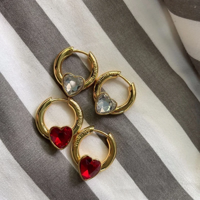 Simple love earrings temperament small heart-shaped retro big-name color circle earrings
Simple love earrings temperament small heart-shaped retro big-name color circle earrings
