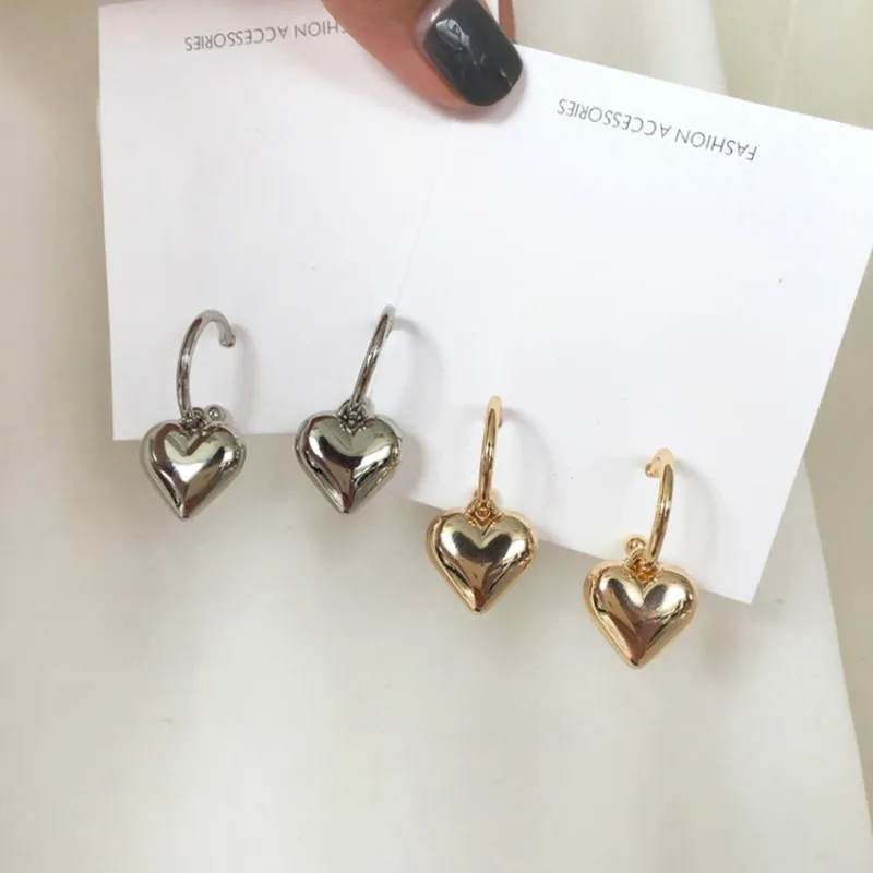 The minimalist fashion wind heart-shaped earrings 2020 trendy creative design smooth love eardrop female models
The minimalist fashion wind heart-shaped earrings 2020 trendy creative design smooth love eardrop female models