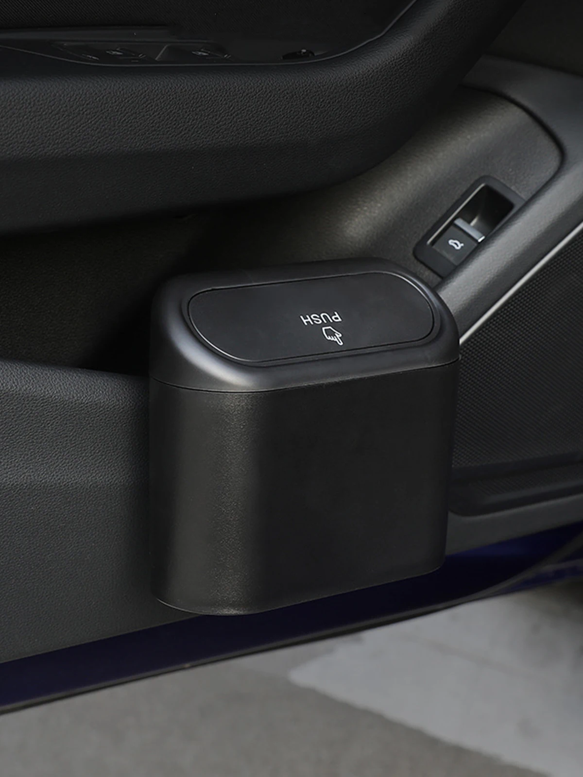 Car Trash Bin Hanging Garbage Can Flip Lid Dustbin For Cadillac Escalade ATS BLS CTS CT4 CT5 CT6 EXT STS SLS SLR XLR XTS XT4 XT5
Car Trash Bin Hanging Garbage Can Flip Lid Dustbin For Cadillac Escalade ATS BLS CTS CT4 CT5 CT6 EXT STS SLS SLR XLR XTS XT4 XT5