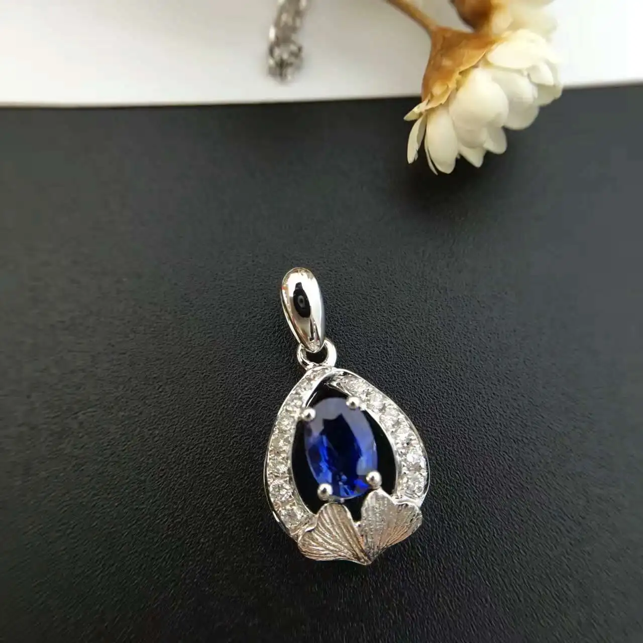 18K White Gold 0.851ct Natural Sapphire + 0.109ct Diamond Pendant Necklace Fine Jewelry Perfume Bottle Pendant with Certificate
18K White Gold 0.851ct Natural Sapphire + 0.109ct Diamond Pendant Necklace Fine Jewelry Perfume Bottle Pendant with Certificate