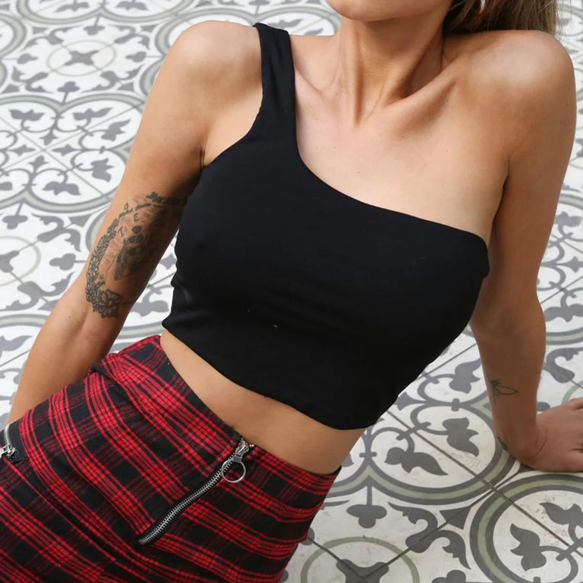 Sexy Vest Black Camisole Tops Women's Summer Halter Camisole Fashion Casual Tube Top Women Sleeveless Short Vest
Sexy Vest Black Camisole Tops Women's Summer Halter Camisole Fashion Casual Tube Top Women Sleeveless Short Vest