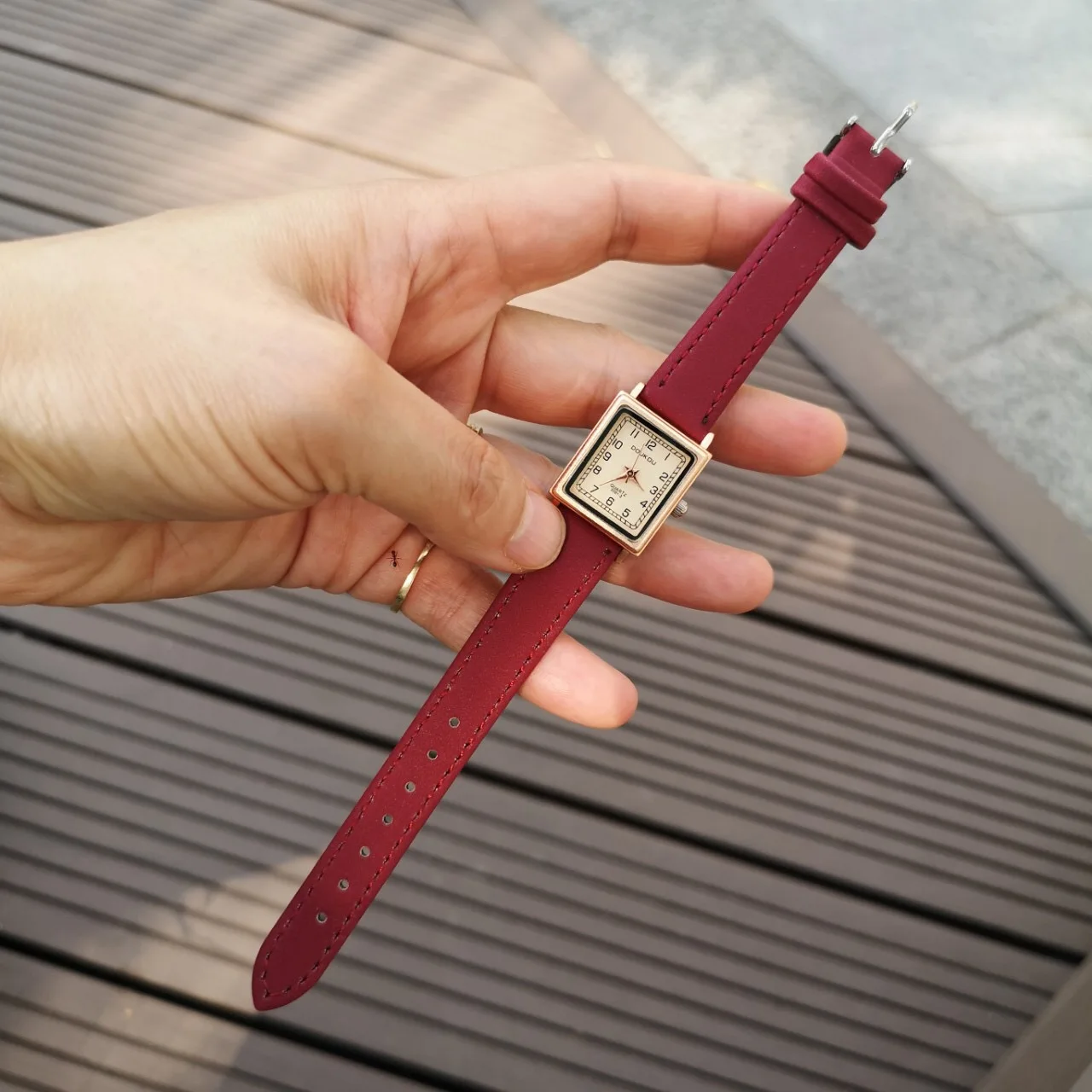 Luxury Fashion Vintage Leather Women Watches Square Design Ladies Wristwatches Casual Small Female Quartz Clock Zegarek
Luxury Fashion Vintage Leather Women Watches Square Design Ladies Wristwatches Casual Small Female Quartz Clock Zegarek