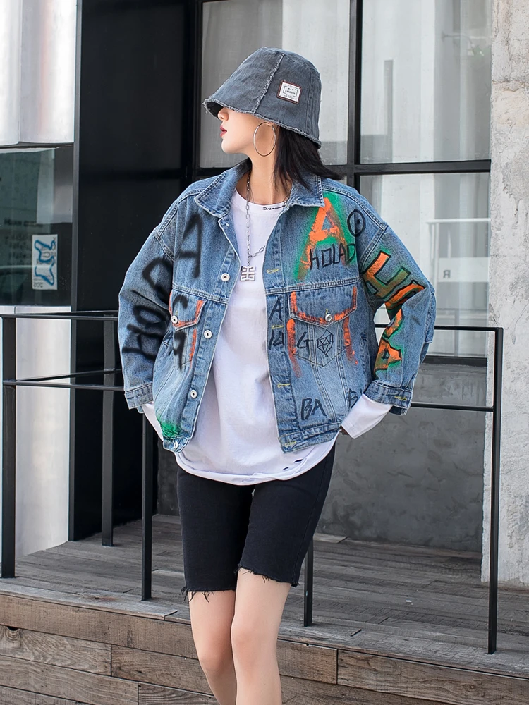 Vefadisa Blue Graffiti Print Denim Coat Women 2021 Spring Hand-painted Letter Denim Jacket Fashion Cardigan Jacket Short QYF5161
Vefadisa Blue Graffiti Print Denim Coat Women 2021 Spring Hand-painted Letter Denim Jacket Fashion Cardigan Jacket Short QYF5161