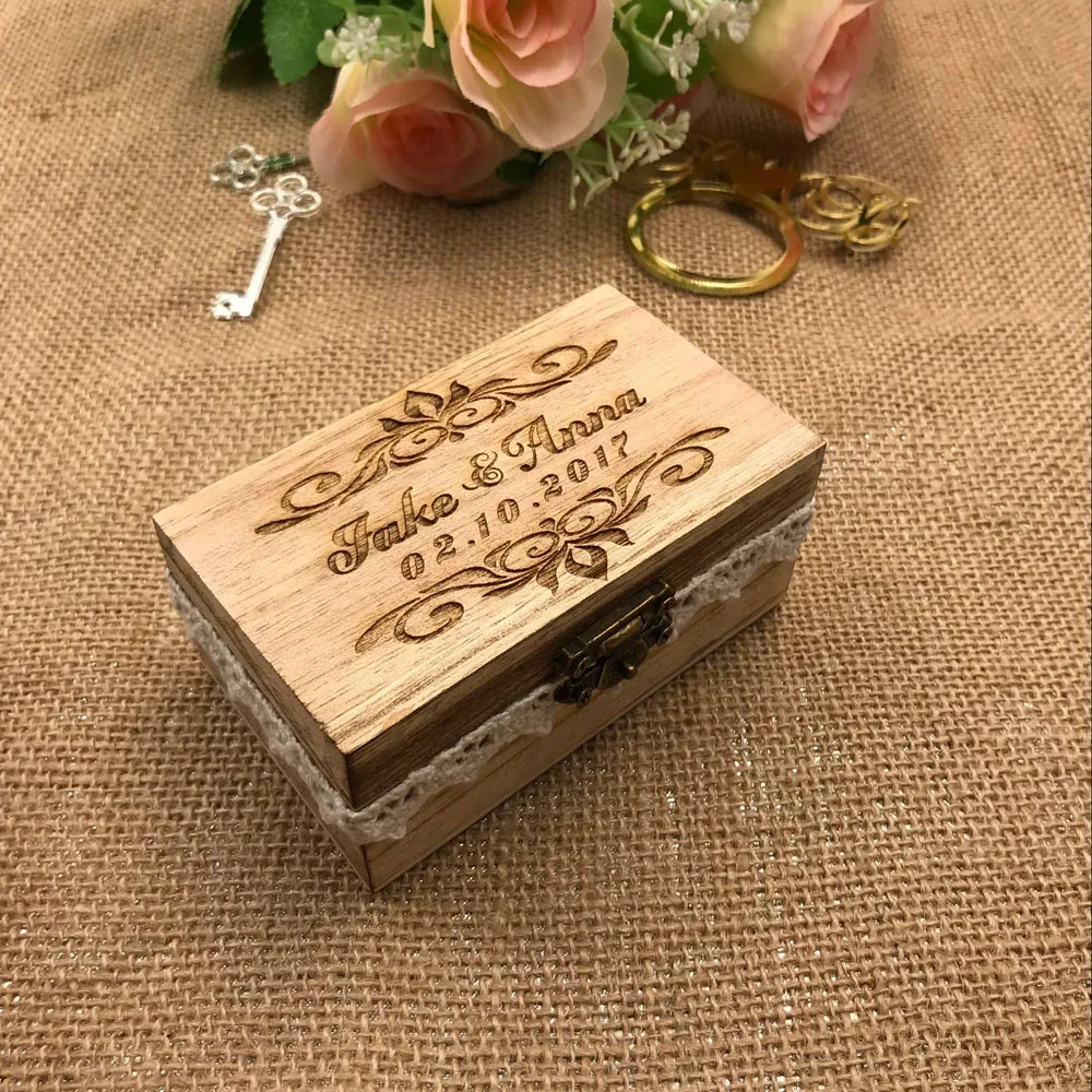 

Персонализированная деревянная коробка для обручального кольца в деревенском стиле, Индивидуальная коробка для обручального кольца с именем невесты и жениха, коробка для обручального кольца с цифрами