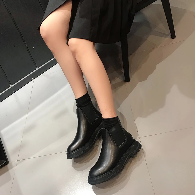 Ankle Boots Genuine Leather women Chelsea Short Boots Ladies shoes fashion Elastic band Round toe boots autumn
Ankle Boots Genuine Leather women Chelsea Short Boots Ladies shoes fashion Elastic band Round toe boots autumn