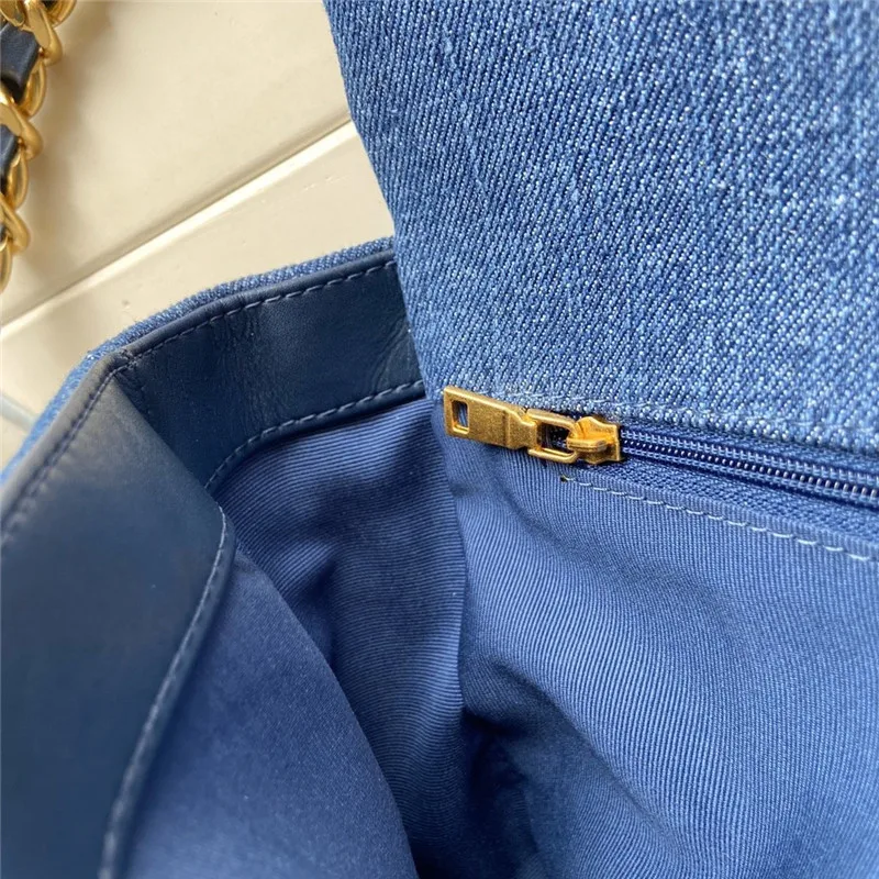 Small fragrant cow leather chain small square bag women texture canvas single shoulder cross arm portable diamond chain CF cover
Small fragrant cow leather chain small square bag women texture canvas single shoulder cross arm portable diamond chain CF cover