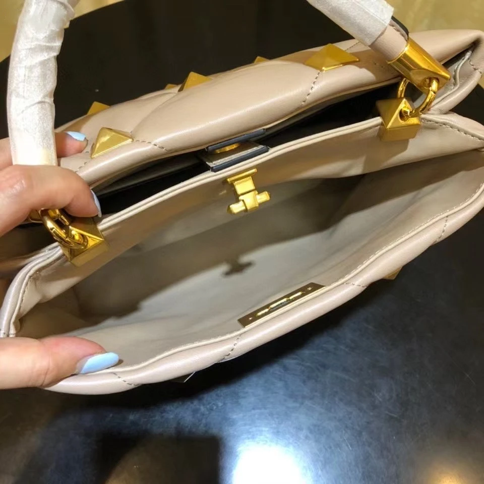 ABQP - 2021 new luxury rivet bucket shoulder bag, high-quality leather and sheepskin handbag, free two shoulder straps
ABQP - 2021 new luxury rivet bucket shoulder bag, high-quality leather and sheepskin handbag, free two shoulder straps