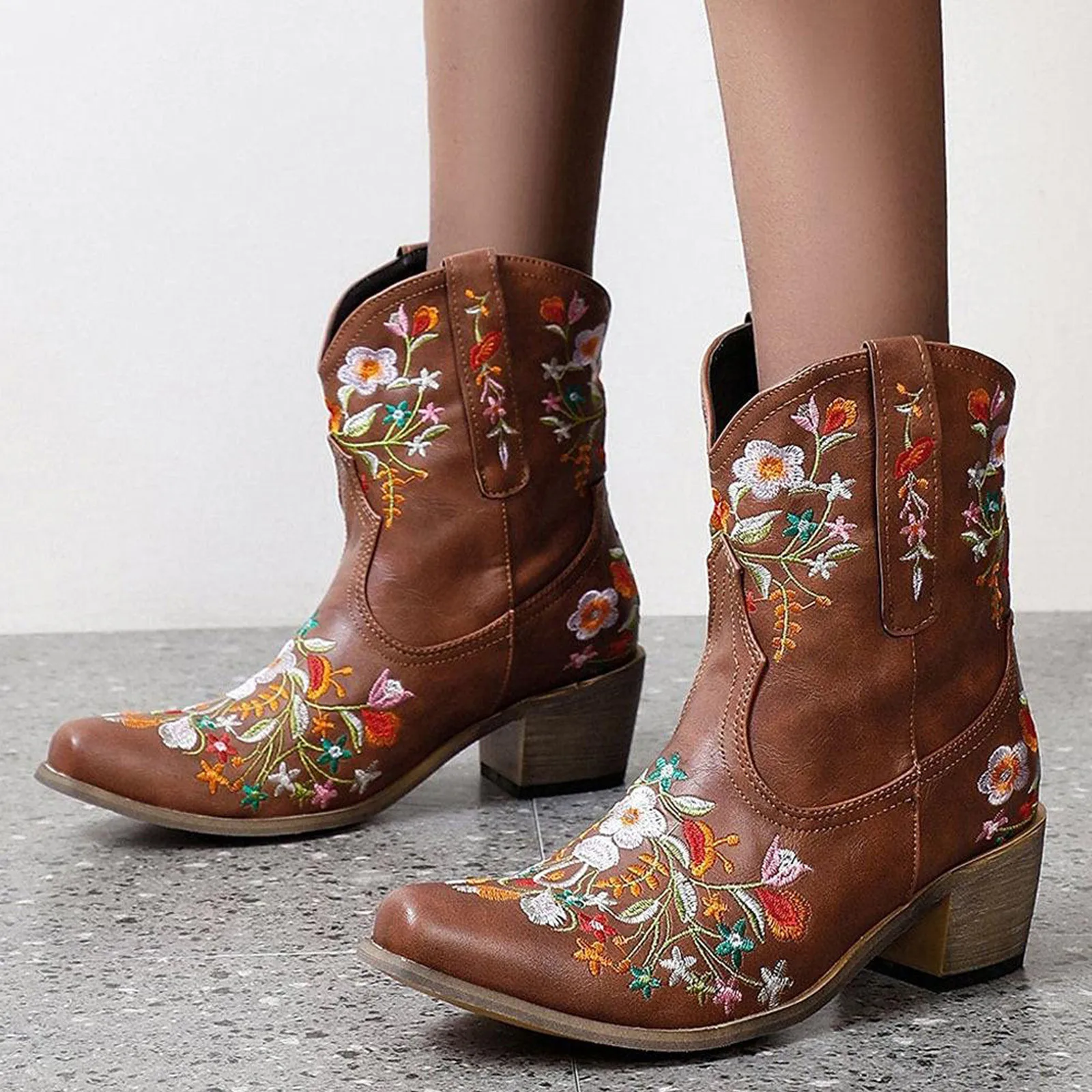 

Женские ботинки с вышивкой, роскошные ковбойские ботильоны на квадратном каблуке с острым носком, обувь в стиле ретро для осени и зимы