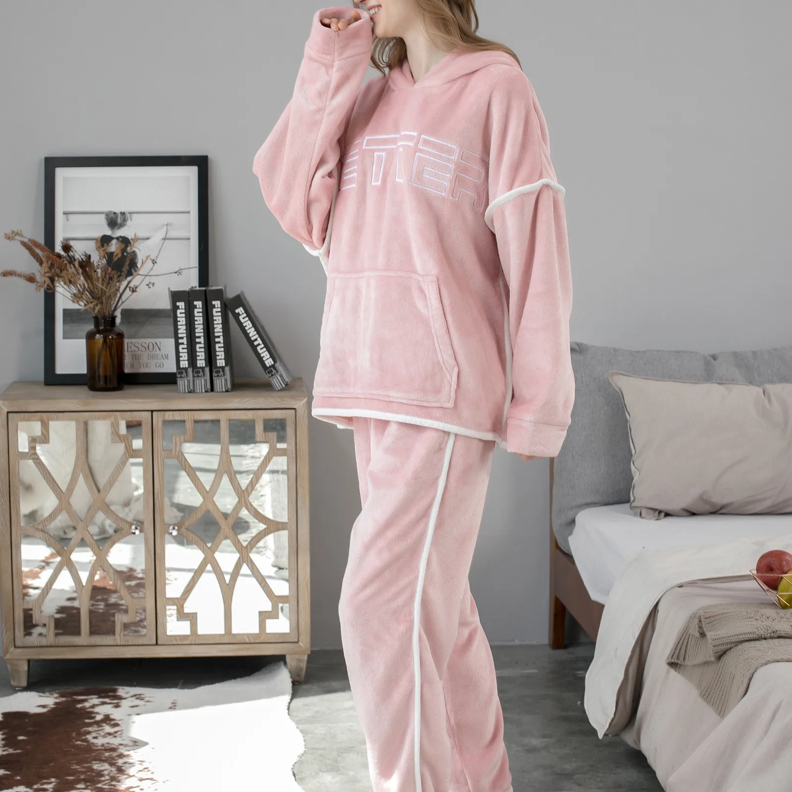 Plush Couple Pajamas Couple Pajamas Pocket Long Sleeve Hooded Pajamas Two Piece Set Home Service
Plush Couple Pajamas Couple Pajamas Pocket Long Sleeve Hooded Pajamas Two Piece Set Home Service