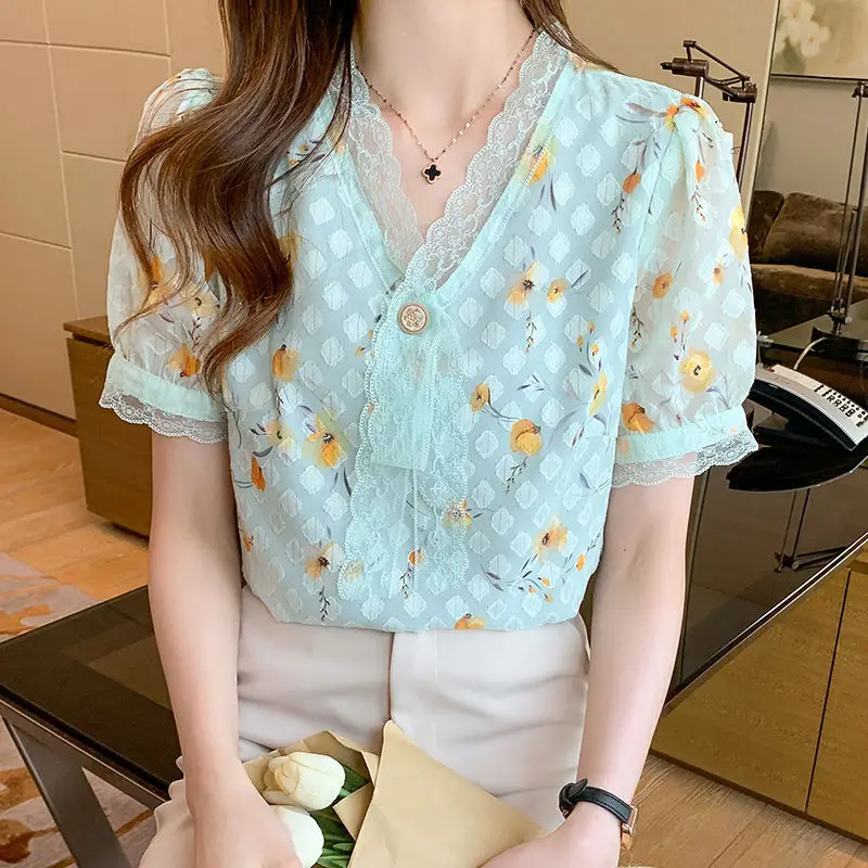 2021 New Summer Women Blouses Casual Loose Student Lace V-Neck Chiffon Shirts Fashion Elegant Office Lady Tops Clothing
2021 New Summer Women Blouses Casual Loose Student Lace V-Neck Chiffon Shirts Fashion Elegant Office Lady Tops Clothing