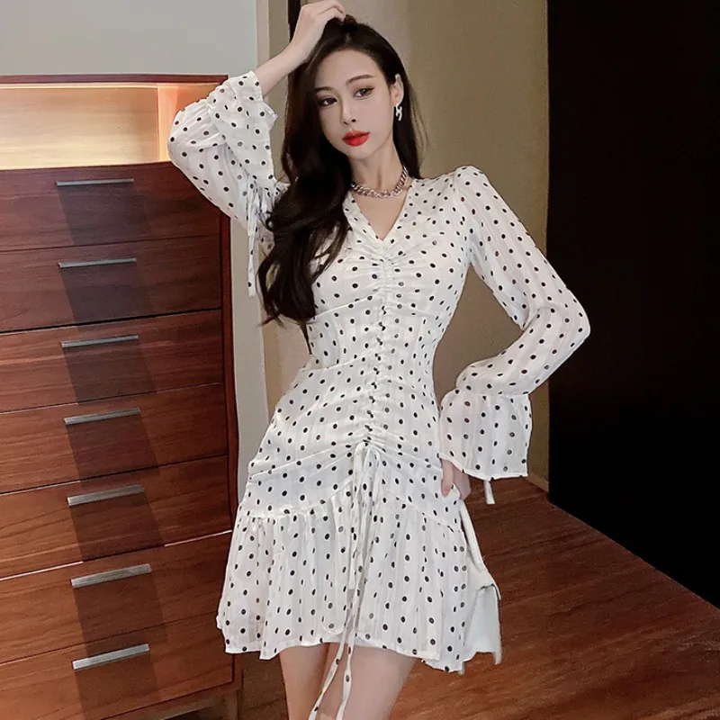 V-neck Chiffon Dresses Women Flare Sleeve White Vintage Style Elegant Dress Polka Dot Autumn Female Fashion New Vestido
V-neck Chiffon Dresses Women Flare Sleeve White Vintage Style Elegant Dress Polka Dot Autumn Female Fashion New Vestido